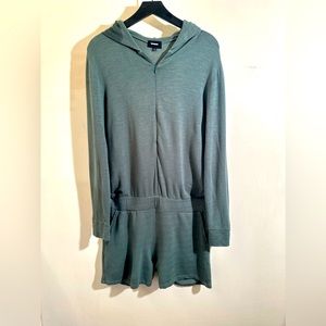 Monrow hooded zip up long sleeve shorts romper jumpsuit. Size Medium in green